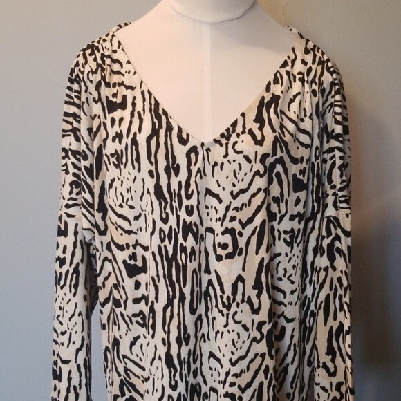 Larry Levine Cheetah print blouse size large - Picture 2 of 6